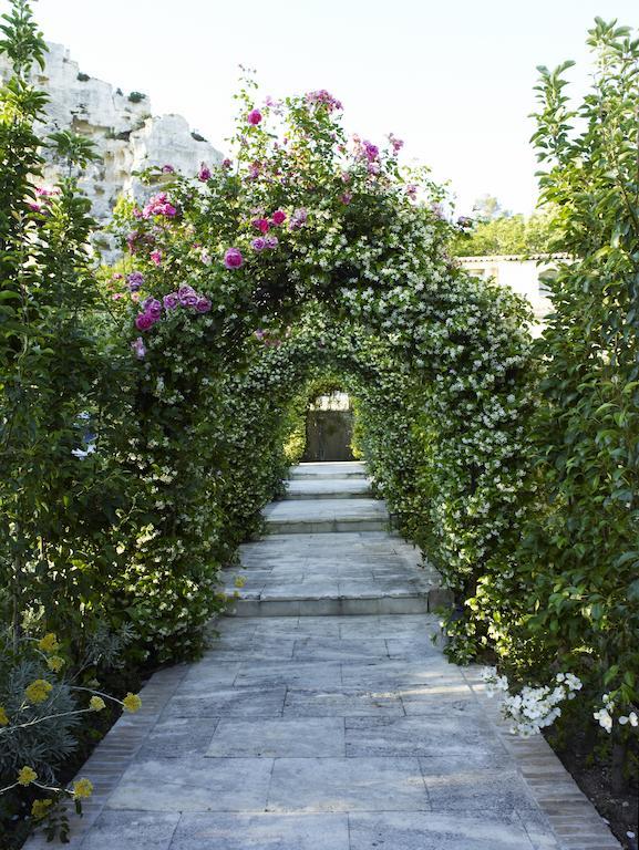 Отель Baumaniere - Les Baux De Provence Экстерьер фото